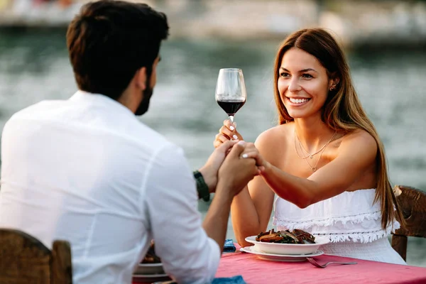 Gente Celebración Vacaciones Luna Miel Concepto Romántico Pareja Joven Disfrutando — Foto de Stock