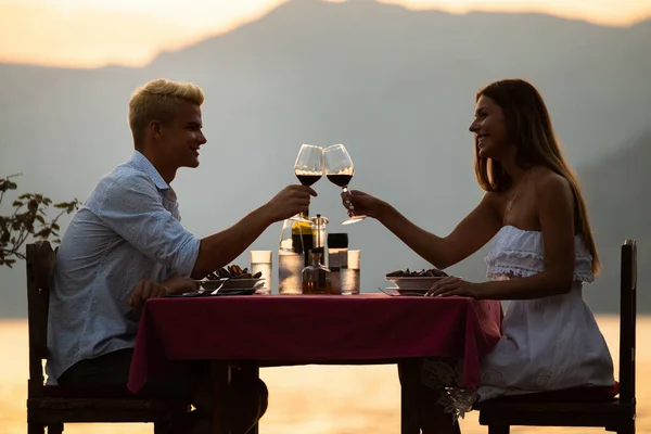 Felice Giovane Coppia Sera Estate Avendo Cena Romantica All Aperto — Foto Stock