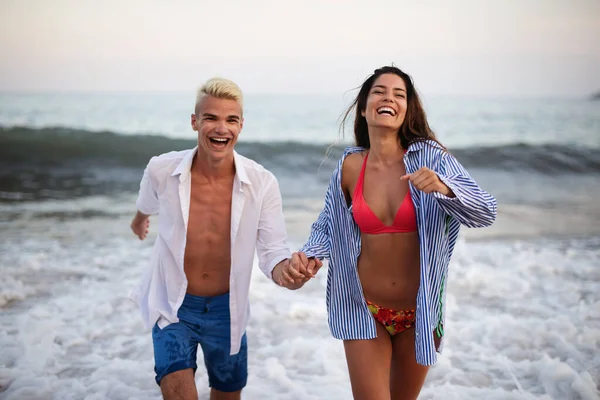 Jong Paar Hebben Plezier Het Strand — Stockfoto