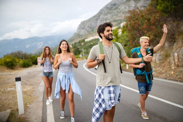 Grupo Amigos Que Viajan Juntos Durante Las Vacaciones Verano — Foto de Stock