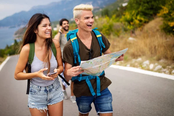 Aventura Viagens Turismo Conceito Pessoas Grupo Amigos Sorridentes Com Mochilas — Fotografia de Stock