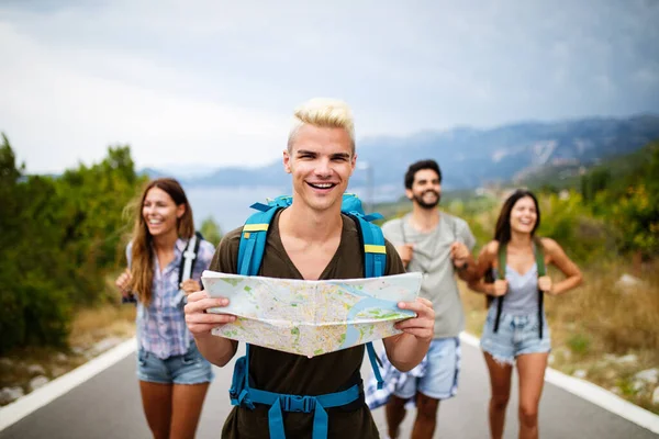 Grupo Amigo Viajante Andando Divertindo Estilo Vida Viagem Conceito Férias — Fotografia de Stock