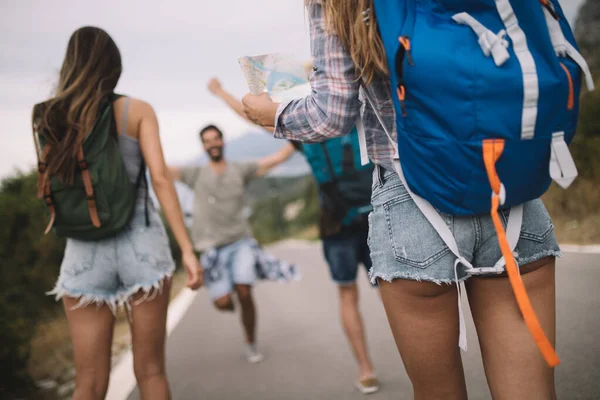 Skupina Přátel Kteří Cestují Společně Během Letních Prázdnin — Stock fotografie
