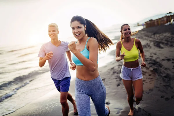 Grupo Jóvenes Amigos Corriendo Por Playa —  Fotos de Stock