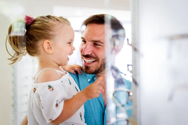 Cuidado Salud Visión Concepto Visión Feliz Niña Eligiendo Gafas Con —  Fotos de Stock