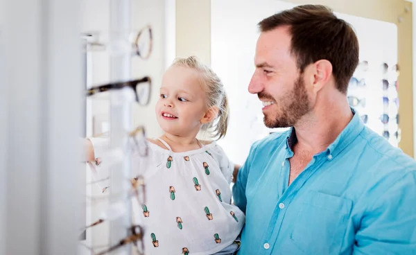Здравоохранение Зрение Концепция Видения Счастливая Девочка Выбирает Очки Отцом Магазине — стоковое фото