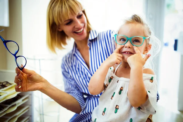 Szczęśliwa Matka Swoją Córeczką Wybiera Okulary Sklepie Optycznym — Zdjęcie stockowe