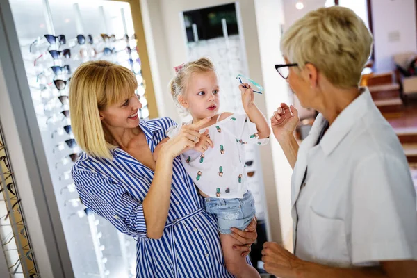 Optician Ajudando Encontrar Óculos Perfeitos Para Menina Bonito Loja Óptica — Fotografia de Stock