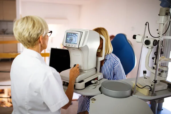 Γυναίκα Ψάχνει Στο Μάτι Μηχανή Δοκιμής Στην Οφθαλμολογική Κλινική — Φωτογραφία Αρχείου