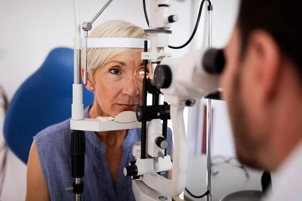 Концепция Офтальмологии Осмотр Зрения Пожилой Женщины Офтальмологической Клинике — стоковое фото