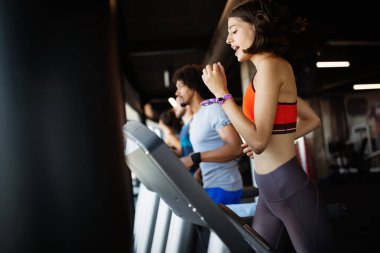 Formda olan insanlar spor yapıyor, spor yapıyor ve birlikte sağlıklı kalıyorlar.