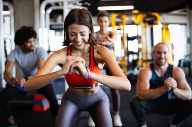Formda olan insanlar spor yapıyor, spor yapıyor ve birlikte sağlıklı kalıyorlar.