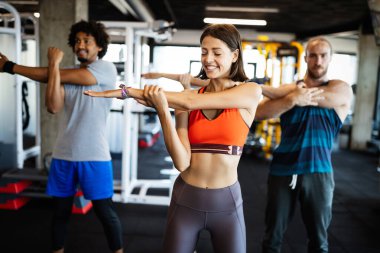 Güzel formda arkadaşlar spor salonunda birlikte çalışırlar.