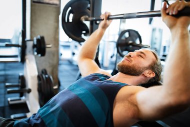 Sağlıklı bir yaşam ve spor salonu. Sağlık kulübünde çalışan yakışıklı fit adam.