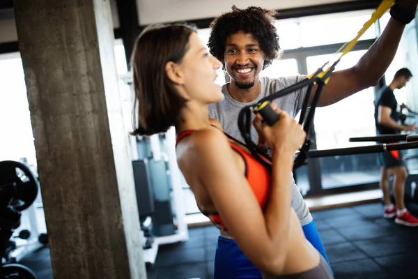 Jonge Mooie Fitte Vrouw Doet Oefeningen Met Personal Trainer — Stockfoto