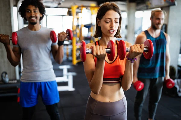 Spor Salonunda Egzersiz Yapan Bir Grup Sağlıklı Genç — Stok fotoğraf