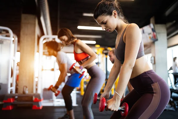 Hermosos Amigos Forma Haciendo Ejercicio Gimnasio Juntos —  Fotos de Stock