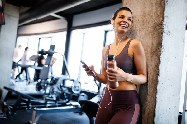 Jonge Fitte Vrouw Sportschool Ontspannen Luisteren Naar Muziek Met Behulp — Stockfoto