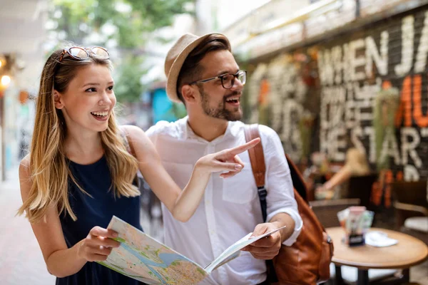 Letní Prázdniny Randění Turistika Usmívající Pár Mapou Městě — Stock fotografie