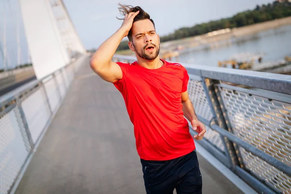 Guapo Joven Forma Hombre Corriendo Por Puente — Foto de Stock