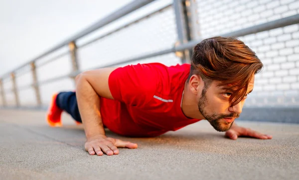 Guapo Forma Joven Hombre Calentamiento Antes Trotar Aire Libre — Foto de Stock