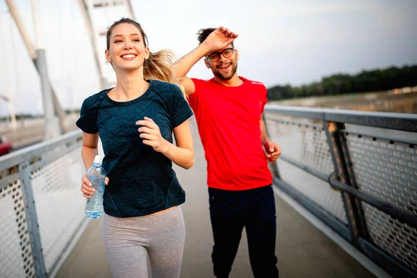 Sağlıklı Sporcu Genç Arkadaşlar Koşuyor Dışarıda Koşuyor — Stok fotoğraf