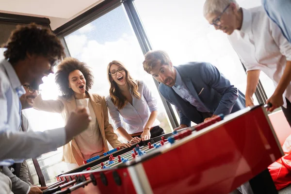 Personas multirraciales divirtiéndose en la sala de oficina, emocionados diversos empleados disfrutando de la actividad en el trabajo —  Fotos de Stock