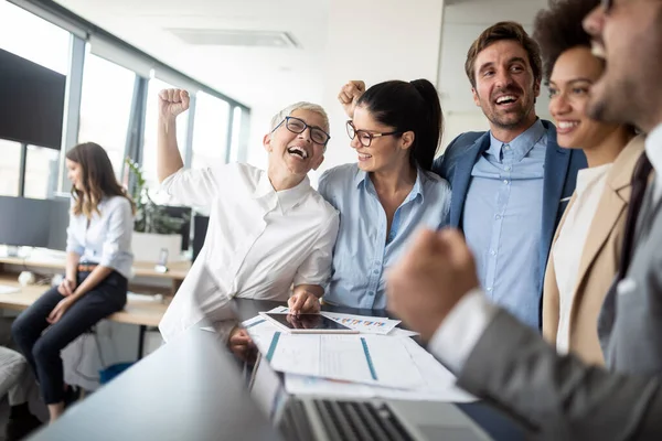 Gruppe erfolgreicher Geschäftsleute bei der Arbeit im Büro — Stockfoto