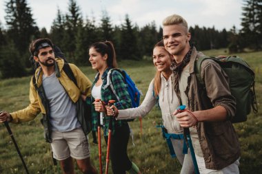 Arkadaşlar birlikte doğa yürüyüşü yapar, vahşi doğayı keşfeder ve eğlenirler.