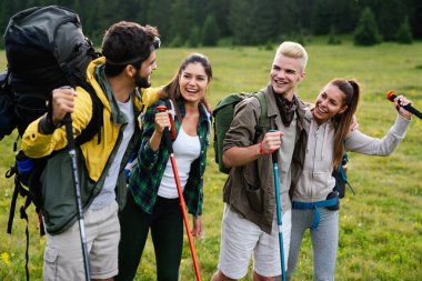 Sırt çantalı kamp gezisi seyahat gezisi konsepti