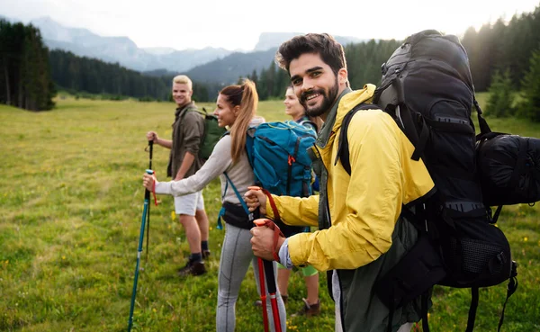 Groupe Amis Heureux Les Gens Avec Des Sacs Dos Randonnée — Photo