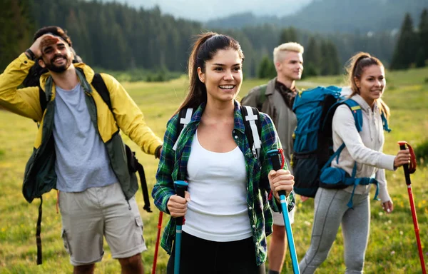 Vriendengroep Een Wandeltocht Door Bergen — Stockfoto