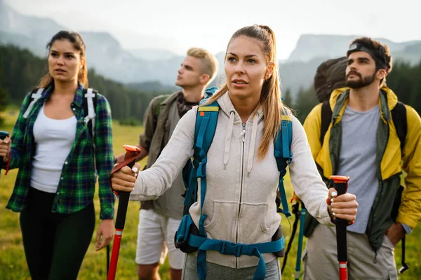 Grupo Amigos Felizes Pessoas Com Mochilas Caminhando Juntas — Fotografia de Stock