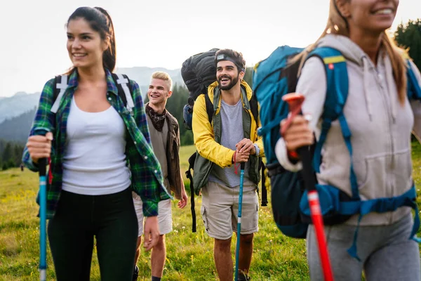 Groep Van Gelukkige Vrienden Mensen Met Rugzakken Wandelen Samen — Stockfoto