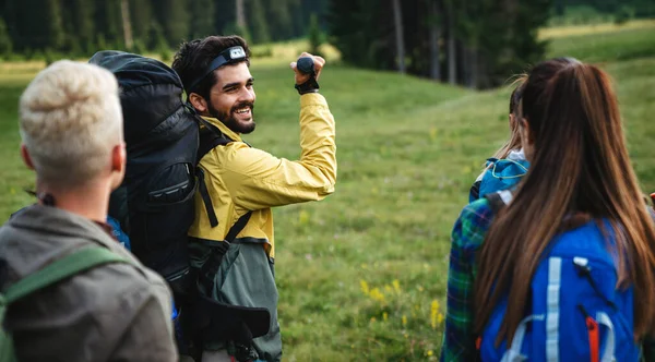 Grupo Amigos Jóvenes Forma Feliz Senderismo Trekking Juntos Naturaleza Aire — Foto de Stock
