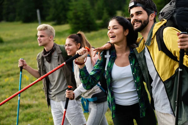 Vriendengroep Een Wandeltocht Door Bergen — Stockfoto