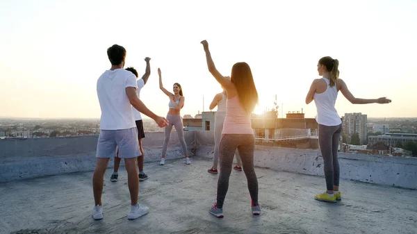 Grupa Fit Szczęśliwych Ludzi Trening Zewnątrz Dachu — Zdjęcie stockowe