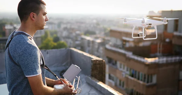 Ember Drónnal Repül Városban Szabadban — Stock Fotó
