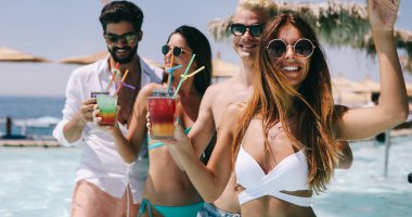 Bir grup arkadaş tropikal plajda eğleniyor, yaz tatili partisi