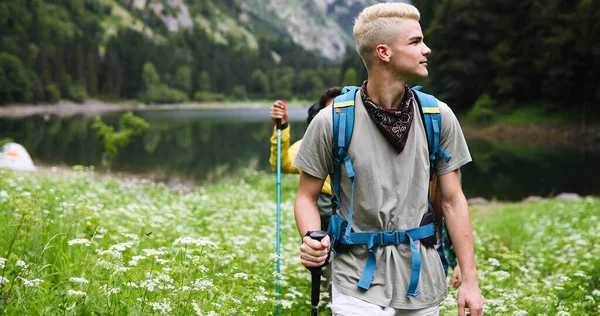 Avventura Uomo Escursionismo Deserto Montagna Con Zaino Stile Vita All — Foto Stock