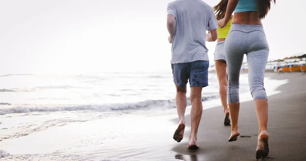 Grupo Personas Felices Jóvenes Amigos Corriendo Haciendo Ejercicio Playa —  Fotos de Stock