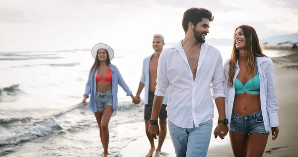 Coppia Felice Innamorata Passeggiare Sulla Spiaggia Godersi Vacanze Estive Incontri — Foto Stock