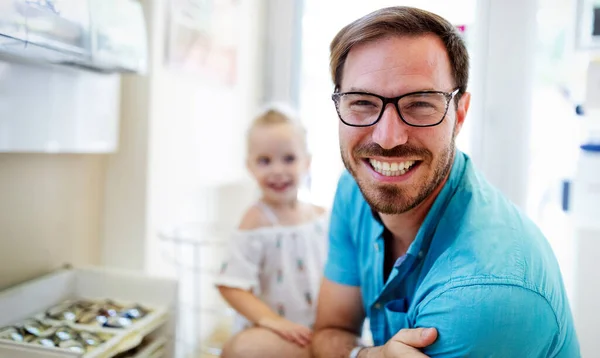 ヘルスケア 視力とビジョンの概念 幸せなハンサムな男選択眼鏡で光学店 — ストック写真