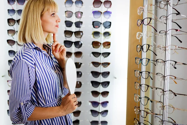 Abbastanza Felice Giovane Donna Sta Scegliendo Nuovi Occhiali Negozio Ottica — Foto Stock