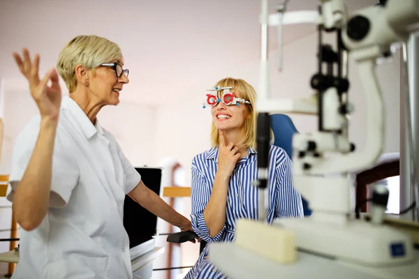 Mujer Joven Feliz Examinándose Vista Una Clínica Óptica —  Fotos de Stock