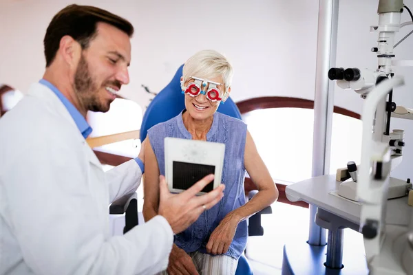 Koncepcja Okulistyczna Badanie Wzroku Starszej Kobiety Klinice Okulistycznej — Zdjęcie stockowe