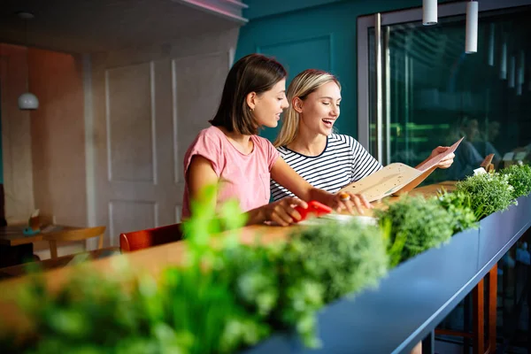 Glückliche Junge Schöne Freundinnen Die Spaß Haben Reden Und Lächeln — Stockfoto