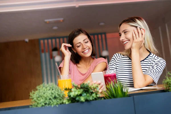 Feliz Joven Hermosas Mujeres Amigas Divirtiéndose Hablando Sonriendo —  Fotos de Stock