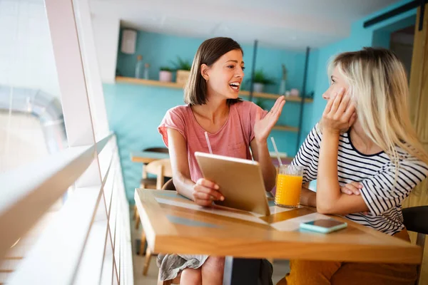 Felices Jóvenes Hermosas Amigas Divirtiéndose Trabajando Hablando Juntas —  Fotos de Stock