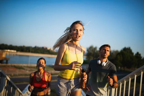 Fitness Sport Ludzie Koncepcja Joggingu Szczęśliwi Ludzie Biegający Świeżym Powietrzu — Zdjęcie stockowe